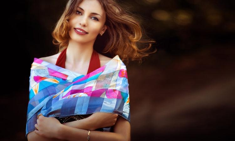 Quelle est la différence entre un foulard et un carré de soie ?