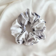 Scrunchie aus mit Marmor bedruckter Seide